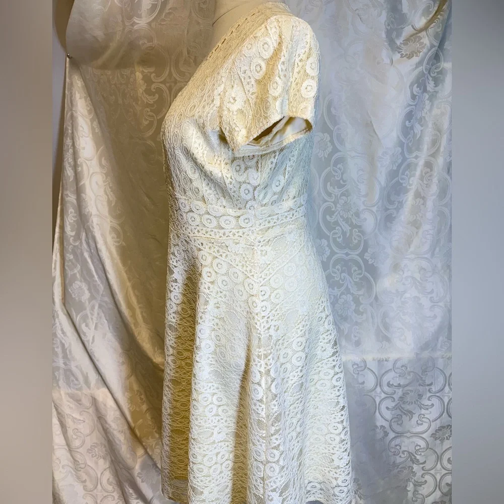 Cream/pale yellow - lace dress from the brand De Collection. Size XL